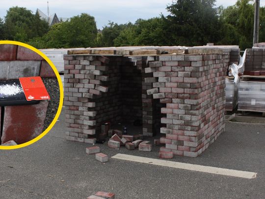 Z kradzionej kostki brukowej zrobili narkotykowy bunkier. Policjanci zatrzymali czterech mężczyzn