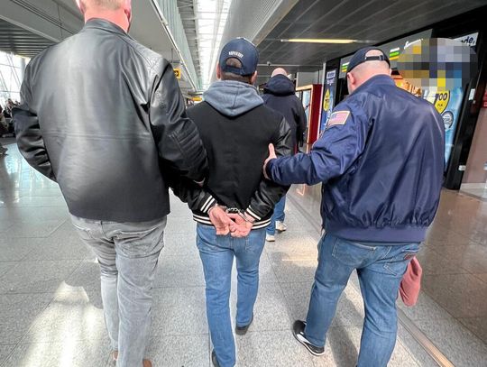 Z lotniska prosto do celi. Kryminalni zatrzymali 39-latka przy samej bramce