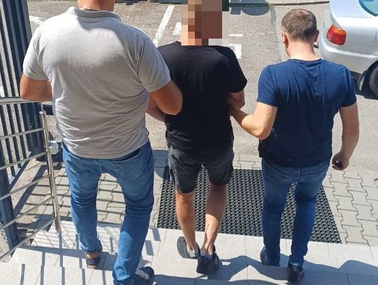 Z maczetą i pałką demolował samochody na mieście. Policjanci znaleźli przy 33-latku narkotyki