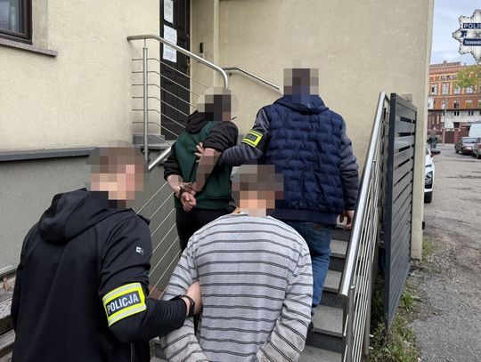 Z narkotykami na osiedlowej ławce. Wpadli przez czujnego operatora miejskiego monitoringu