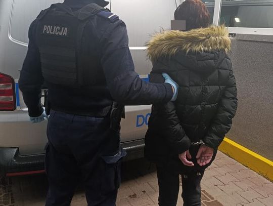 Z nożem w ręku groziła ciężarnej sąsiadce śmiercią. Policjanci zatrzymali agresywną recydywistkę