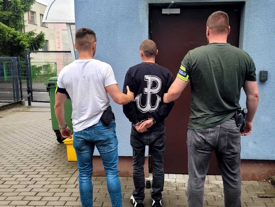 Z nożem w ręku zaatakował mężczyznę idącego w nocy przez miasto. Ranny trafił do szpitala