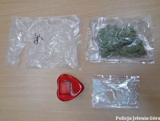 Z okna mieszkania poleciała marihuana i metamfetamina. 24-latek wyrzucił je, gdy zapukali policjanci