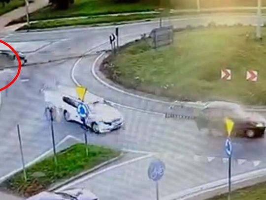 Z ponad trzema promilami nie zauważyła ronda. Przejechała przez środek i uderzyła w słup