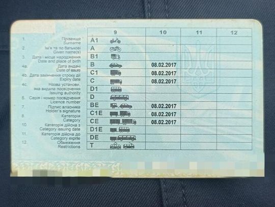 Z prawka wynikało, że wszystkie uprawnienia zrobił jednego dnia. Policjanci od razu rozpoznali marną fałszywkę