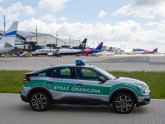 Z samolotu trafił prosto na wytrzeźwiałkę. 23-latek robił burdę na pokładzie i palił w toalecie