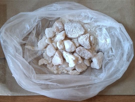 Z saperką w ręku szukał narkotyków pod krzakiem. Policjanci zatrzymali amatora mefedronu i marihuany