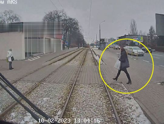 Z telefonem w ręku weszła wprost pod nadjeżdżający tramwaj. Doszło do wypadku. WIDEO