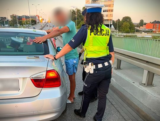 Z trudem ruszał, gwałtownie hamował i miał uszkodzone koło. Kierowca BMW wydmuchał prawie 3,5 promila!