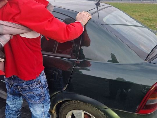 Z trzema promilami jechał autem na lotnisko. Policjanci zatrzymali go, gdy spał za kierownicą Z trzema promilami jechał autem na lotnisko. Policjanci zatrzymali go, gdy spał za kierownicą