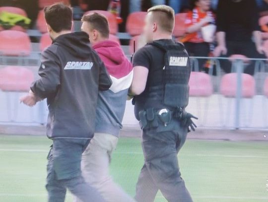 Z trzema promilami przeskoczył przez ogrodzenie i biegał po boisku. Teraz musi zapłacić 3600 zł i ma zakaz stadionowy