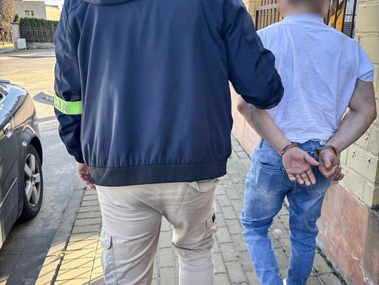 Z zagranicznych kurortów do skrzyni na pościel. "Łowcy głów" zaskoczyli poszukiwanego 37-latka