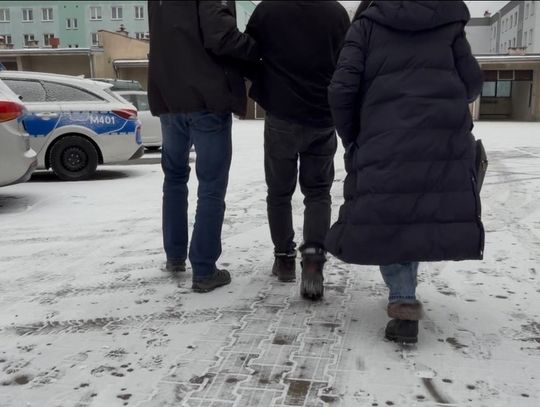 Zaatakował 6-letnią córkę, wbijając jej nóż w plecy. 41-latek usłyszał zarzut usiłowania zabójstwa Zaatakował 6-letnią córkę, wbijając jej nóż w plecy. 41-latek usłyszał zarzut usiłowania zabójstwa