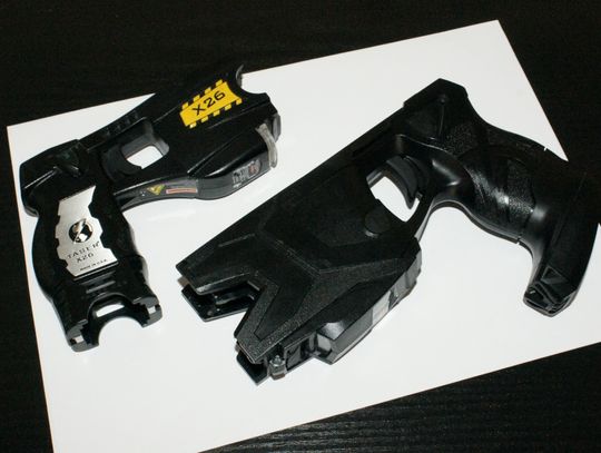 Zaatakował dwie kobiety, jednej z nich wbił nóż w plecy. Policjanci musieli użyć paralizatora Zaatakował dwie kobiety, jednej z nich wbił nóż w plecy. Policjanci musieli użyć paralizatora