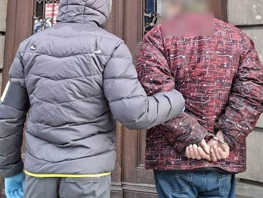 Zaatakował kuratora sądowego, który chciał zrobić wywiad środowiskowy. Groził śmiercią i uszkodził auto