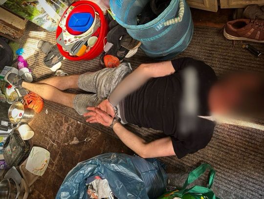 Zaatakował mężczyznę, bo zwrócił mu uwagę, żeby nie grzebał w pojemniku na odpady. Sprawca zatrzymany