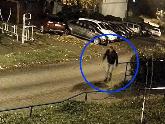 Zaatakował młode małżeństwo na ulicy. Policja szuka tego mężczyzny