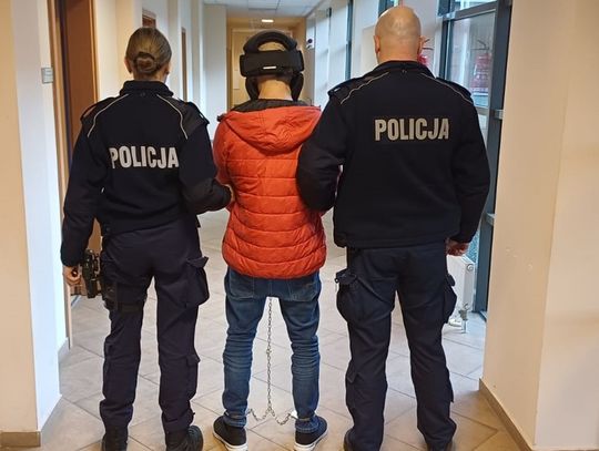 Zaatakował młotkiem dwie osoby, potem groził jeszcze nożem. 41-latek odpowie za usiłowanie zabójstwa Zaatakował młotkiem dwie osoby, potem groził jeszcze nożem. 41-latek odpowie za usiłowanie zabójstwa