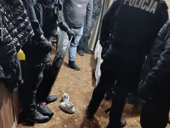 Zaatakował nożem czterech mężczyzn i ich ranił. Ukrywał się w hotelu, miał przy sobie wór marihuany Zaatakował nożem czterech mężczyzn i ich ranił. Ukrywał się w hotelu, miał przy sobie wór marihuany