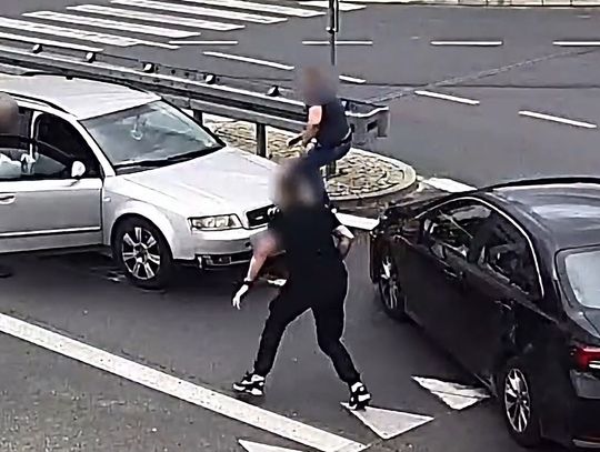 Zaatakował przypadkowego mężczyznę. Chwilę później policjanci znaleźli w Audi 12 kg narkotyków