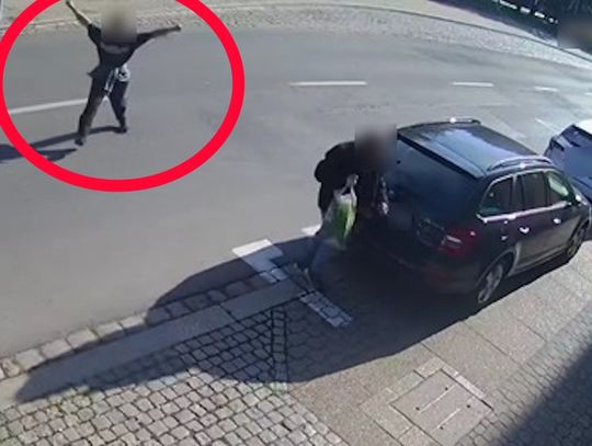 Zaatakował „tulipanem” i skopał 52-latka, żeby go okraść. Brutalny recydywista zatrzymany w pościgu