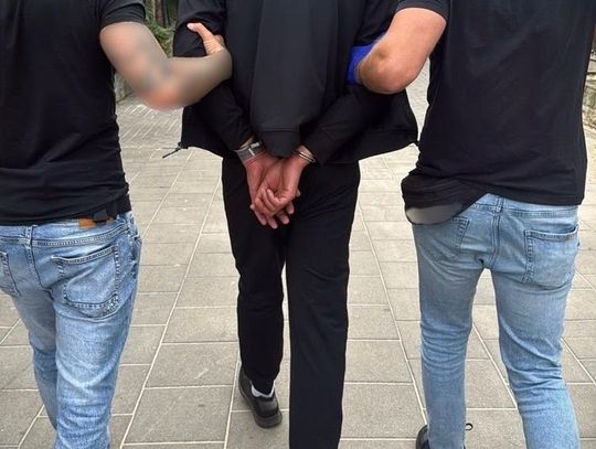 Zaatakował znajomego gazem, pobił i wepchnął do stawu. Po wszystkim okradł go na kilka tysięcy