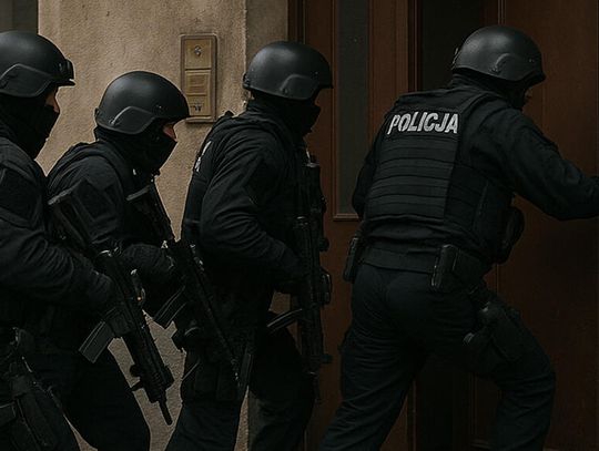 Zaatakował żonę, a potem zabarykadował się w mieszkaniu z synem. Negocjacje nie pomogły, weszli kontrterroryści