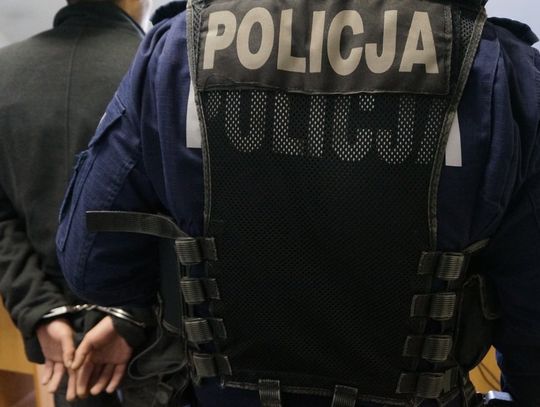 Zaatakował żonę, bo nie podobało mu się jakiej słucha muzyki. Musieli interweniować policjanci