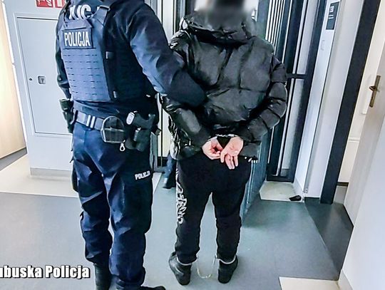 Zaatakowali 17-latka maczetą. Dwaj dorośli mężczyźni odpowiedzą za serię przestępstw