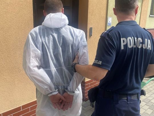 Zaatakowali kobietę na ulicy i siłą wyrwali jej torebkę. Kilka chwili później siedzieli skuci w radiowozie