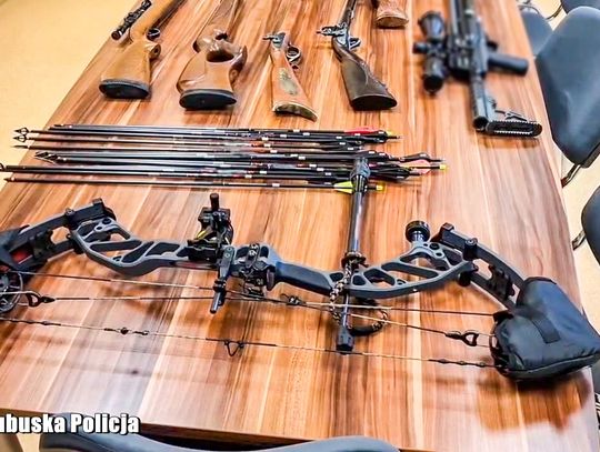 Zaatakowali sąsiada, a potem policjantów. W mieszkaniu odkryto arsenał broni