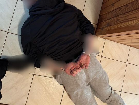 Zabarykadował się w mieszkaniu, by uniknąć więzienia. Kryminalni zakończyli ucieczkę 35-latka