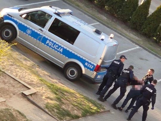 Zabarykadował się z dzieckiem, które nagle przestało oddychać. Bohaterska akcja policji w Wejherowie