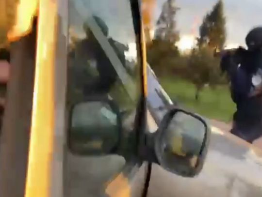 Zablokowali go radiowozami i dorwali na drodze. Widowiskowe zatrzymanie poszukiwanego 49-latka