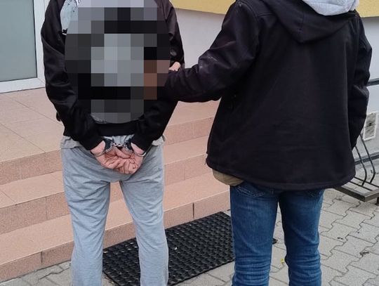 Zabrał cudzą kartę i płacił nią jak własną. Był zaskoczony, gdy zapukali do niego policjanci