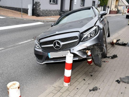 Zabrał mercedesa bez zgody właściciela i rozbił go na słupkach. 19-latek miał ponad 1,4 promila