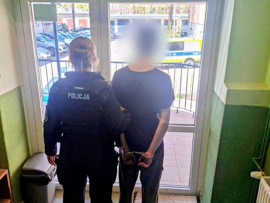 Zabrali kartę mamie i wypłacali sobie jej pieniądze. Bracia zatrzymani przez policję