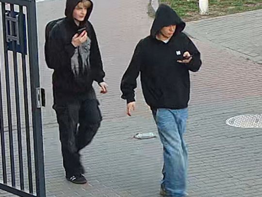 Zabrali należący do dziecka tablet o wartości 1800 złotych. Policja opublikowała ich zdjęcie