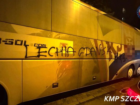 Zaczaili się na autokar kibiców wrogiej drużyny i popisali go sprayem. Policja od razu ich zwinęła