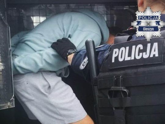 Zaczaili się na niego przed sklepem, a potem zaatakowali. Powodem znaczek klubu na czapce