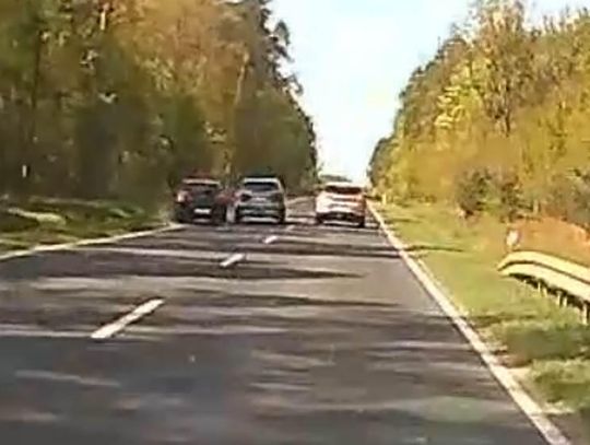 Zaczął wyprzedzać, gdy sam był już wyprzedzany. Doszło do wypadku. Kierowca odjechał i jest poszukiwany