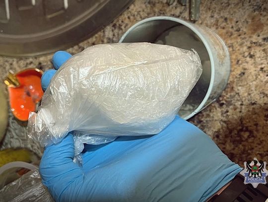 Zaczęło się od małego zawiniątka. W mieszkaniu znaleźli blisko pół kilograma narkotyków