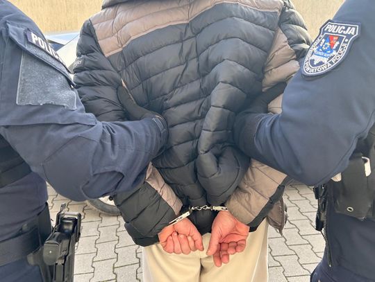 Zadzwonił na 112 i powiedział, że planuje zabić policjanta. Zatrzymali go z dużym nożem myśliwskim Zadzwonił na 112 i powiedział, że planuje zabić policjanta. Zatrzymali go z dużym nożem myśliwskim