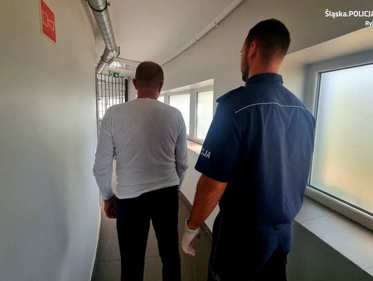 Zadzwonił na 112 mówiąc, że chce się zabić i będzie strzelał do policjantów. Mundurowi użyli broni