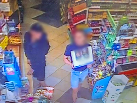 Zagadywał ekspedientkę, wspólnik wszedł za ladę. Zuchwali złodzieje ukradli karton wódki