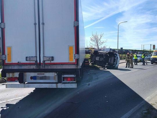 Zagapił się i żeby nie wjechać komuś w tył, odbił na czołówkę z tirem. Doszło do poważnego wypadku