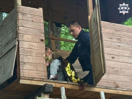 Zaginiona kobieta odnaleziona w ambonie myśliwskiej. Była sama i potrzebowała pomocy