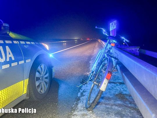 Zaginiony mężczyzna odnalazł się na autostradzie. Jechał rowerem