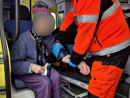 Zagubiona staruszka szła środkiem zjazdu z autostrady. Na szczęście jechali tamtędy policjanci