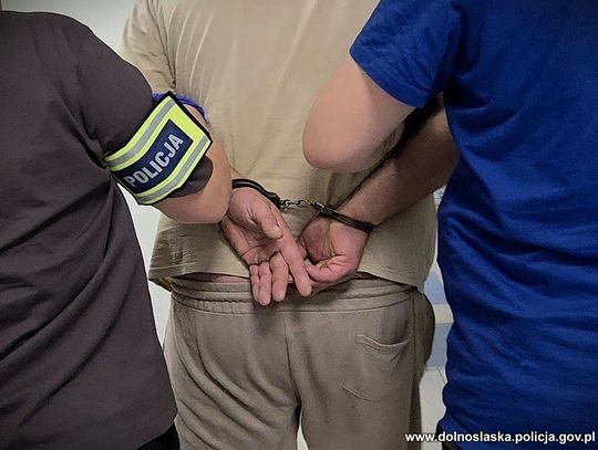 Zajechał drogę i ruszył z maczetą na kierowcę. Chwilę później uciekał przed policją